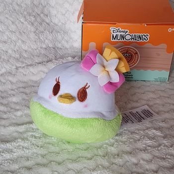 Petite peluche munchlings disney Daisy sent la noix de coco