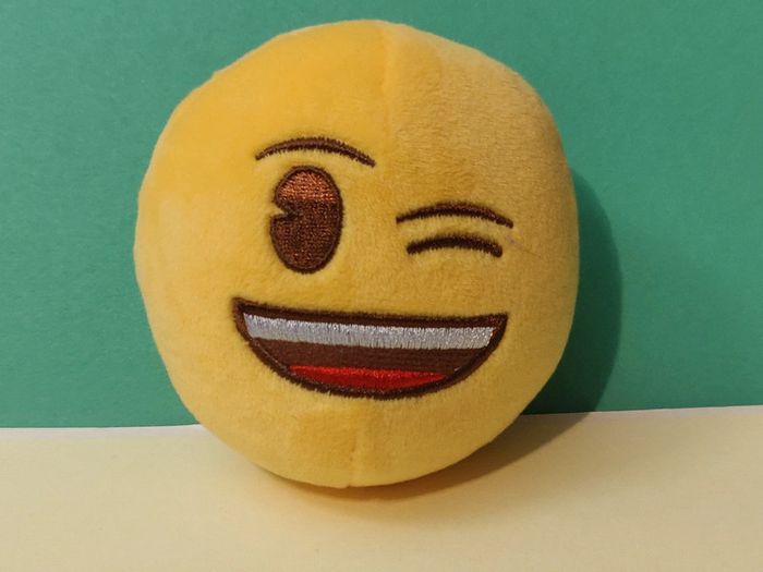 Peluche smiley - environ 9 cm