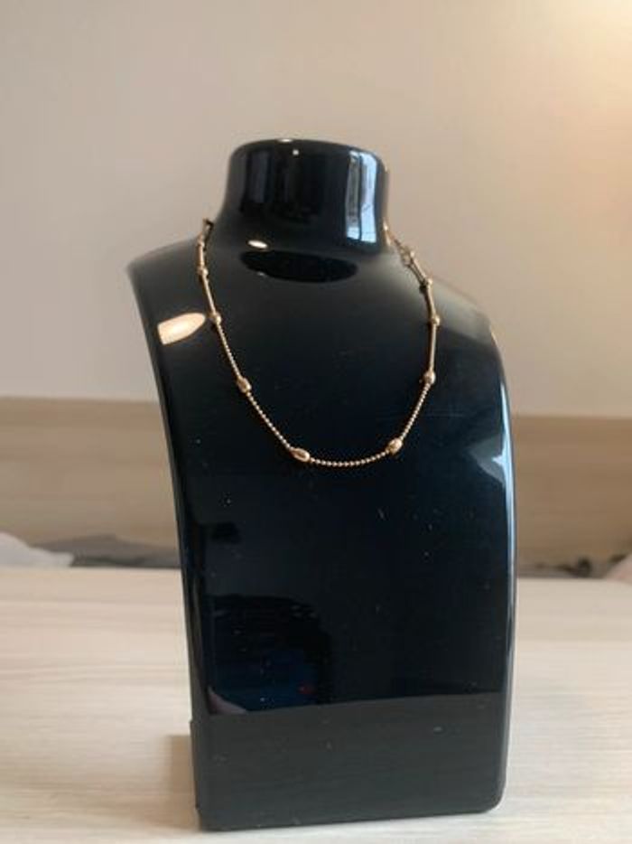 Collier doré.