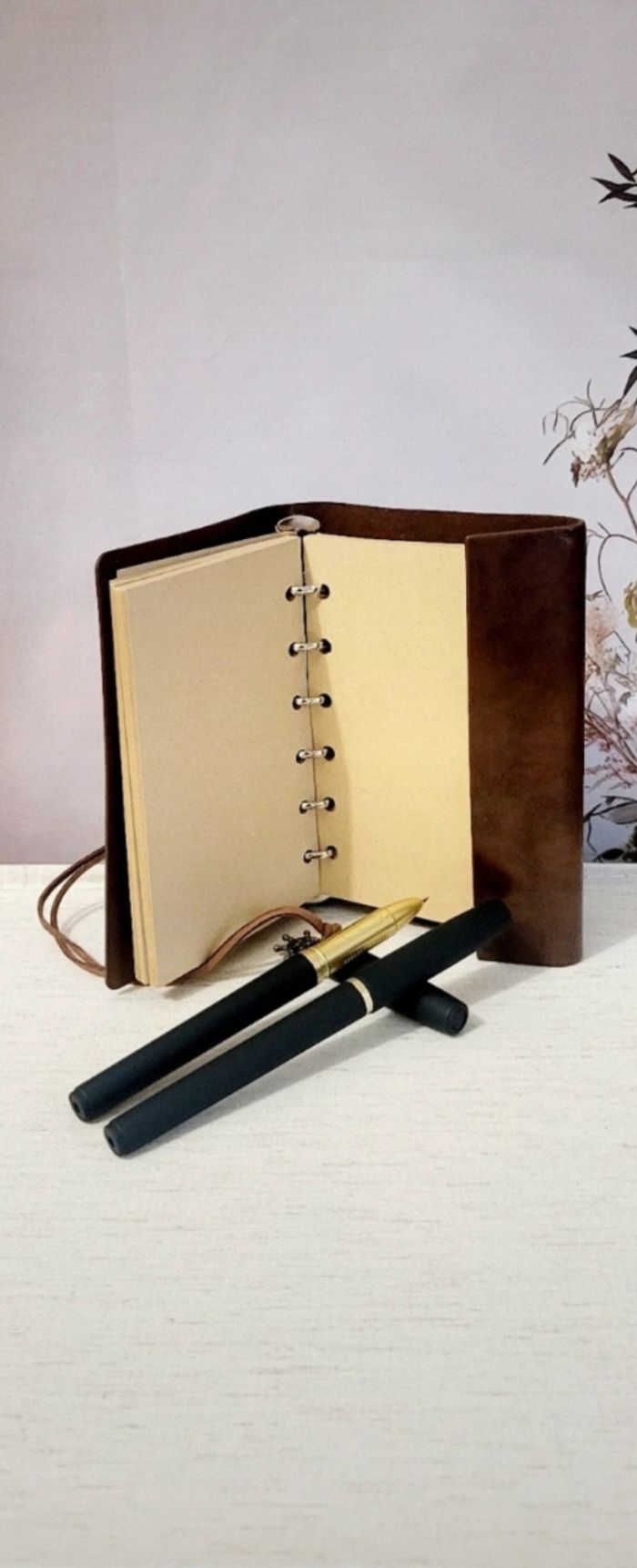 Carnet en simili cuir – Journal de voyage + 2 stylos - photo numéro 2