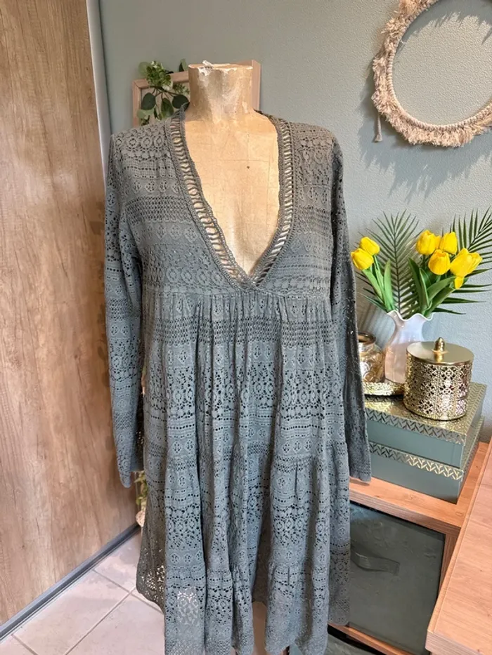 Très belle robe ajourée doublée manches longues femme