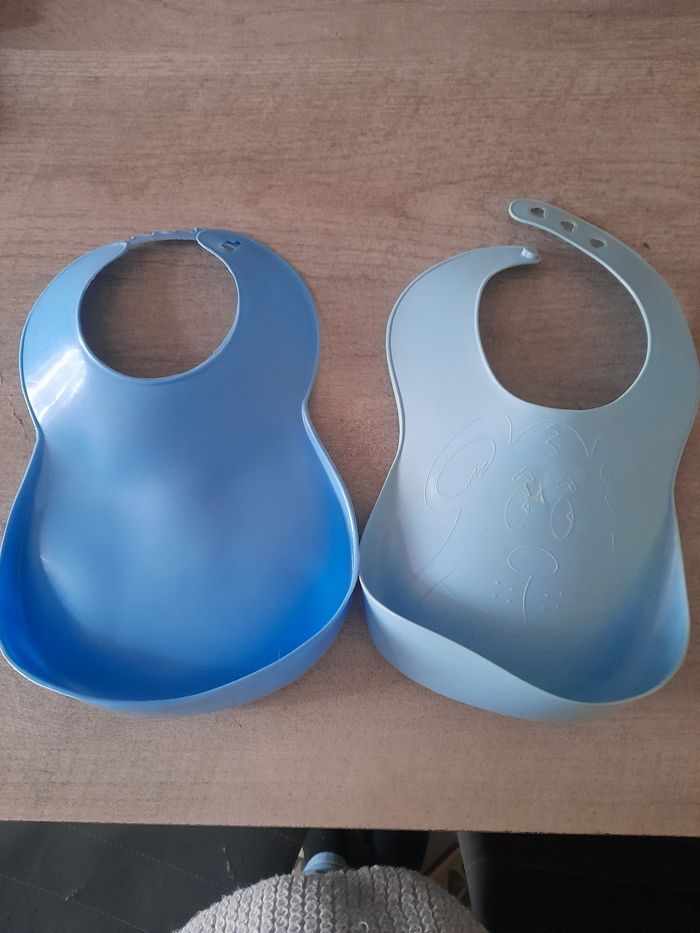 Lot de 2 bavoirs rigides bleu