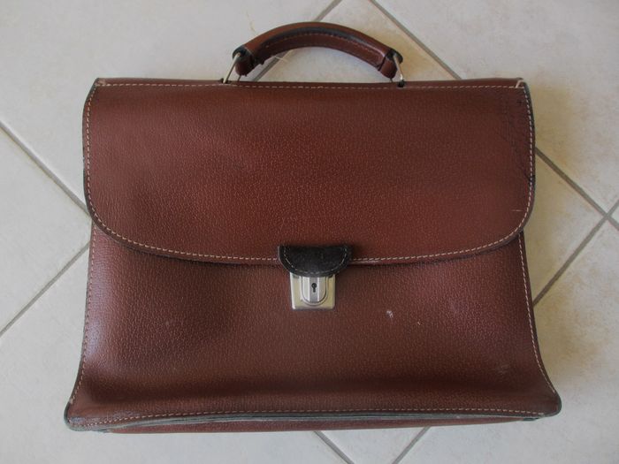 Sacoche marron Grain Pécari en croûte de cuir de vache avec poignée de transport
