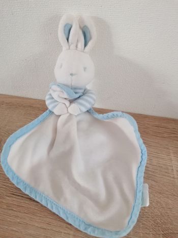 Doudou lapin tenant son mouchoir klorane