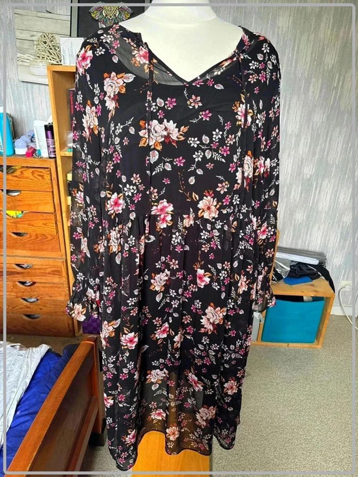 Magnifique robe taille 50/52marque C&A neuve sans étiquette