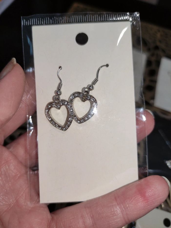 Lot de 6 bijoux neufs, d'oreilles thèmes amour, cœur, ailes, clefs. - photo numéro 2