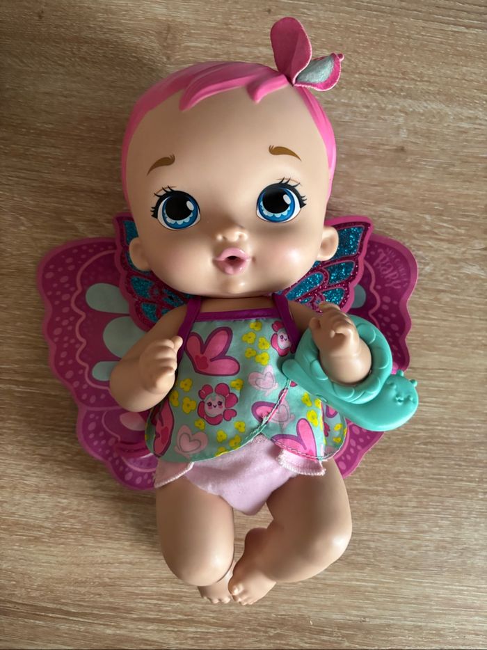 Poupée bébé papillon magenta boit et fait pipi m’y garden baby - photo numéro 2