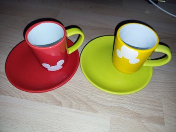 Tasses et assiettes