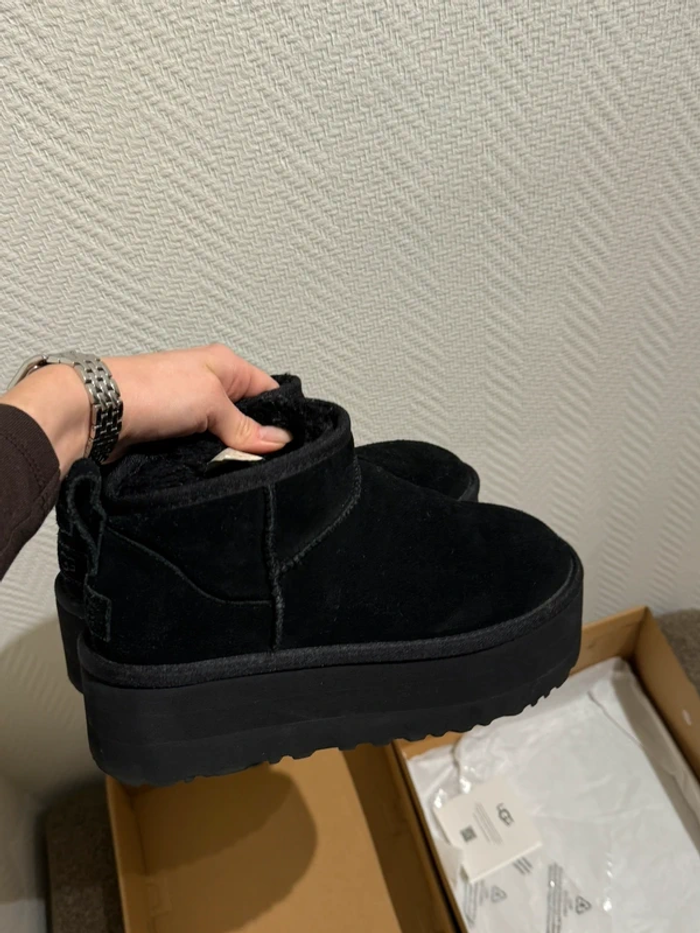 Bottes Ugg mini  taille 37 - photo numéro 3
