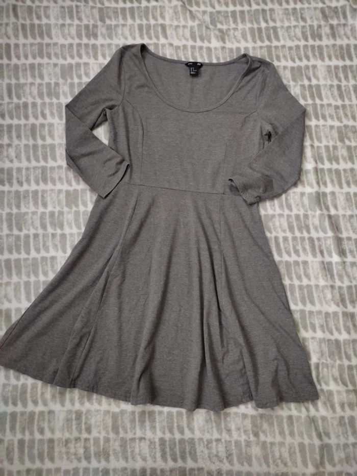Robe courte patineuse gris manches 3/4 H&M taille 38 - photo numéro 1