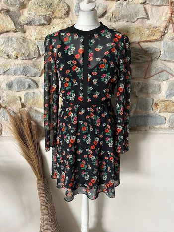 Robe noire à fleurs cintrée Maje S