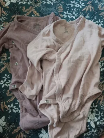 Lot de 2 bodies croisés H&M 68cm rose foncé et clair