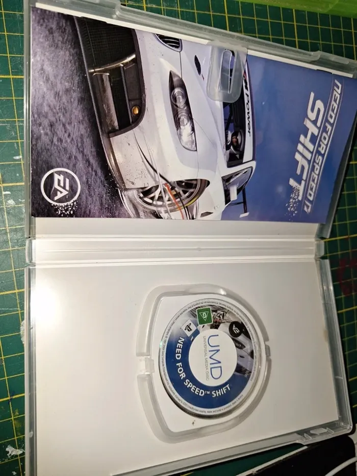 Jeu psp "need for speed shift" cd en très bon état - photo numéro 2
