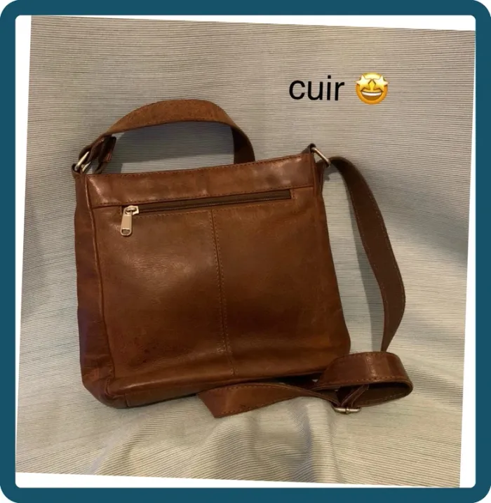 Très joli sac en  cuir à bandoulière couleur camel