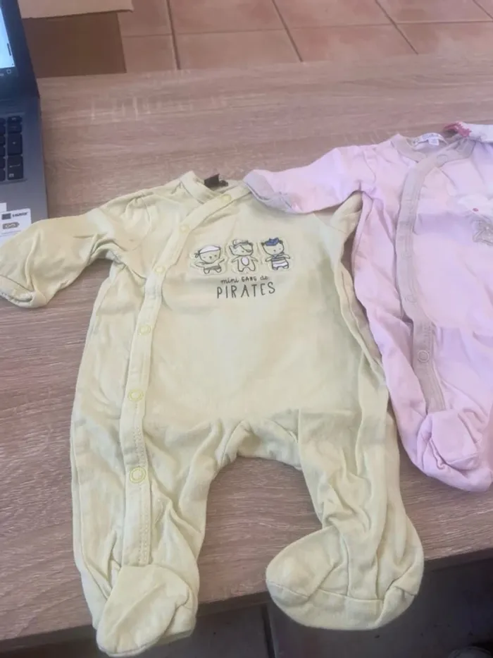 Lot fille 1 mois (9 pièces) - photo numéro 7