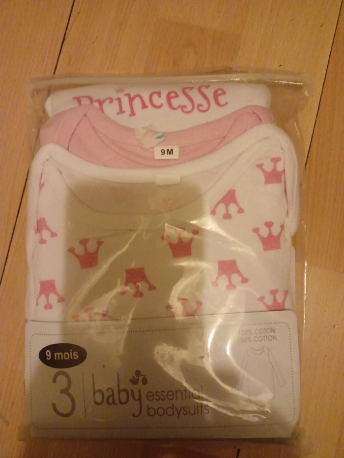 Lot de , 3 bodies manches longues taille 9 mois NEUF