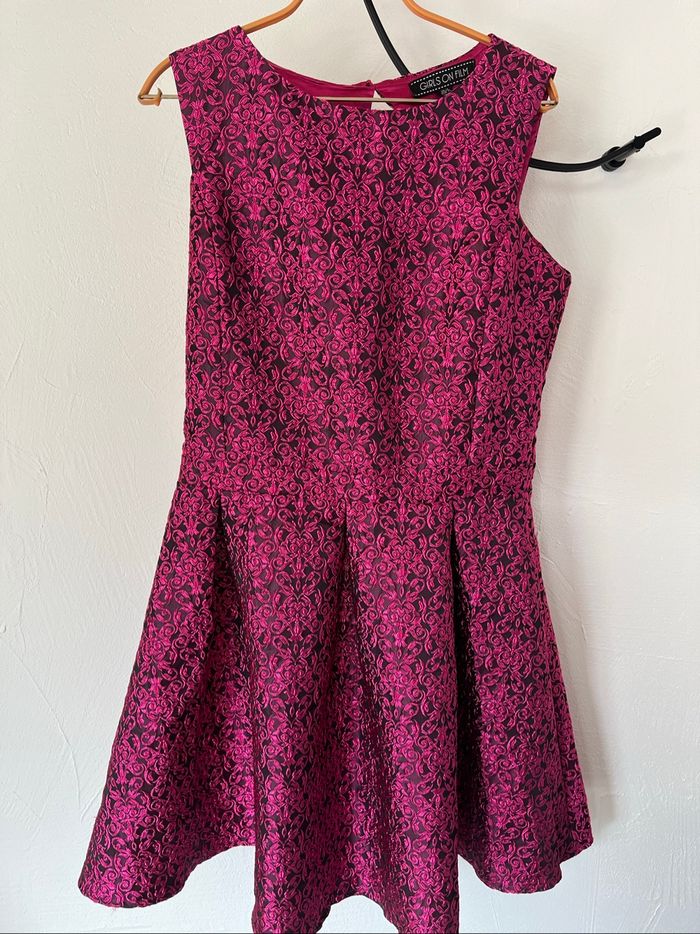 Robe brodée rose et noire taille 42