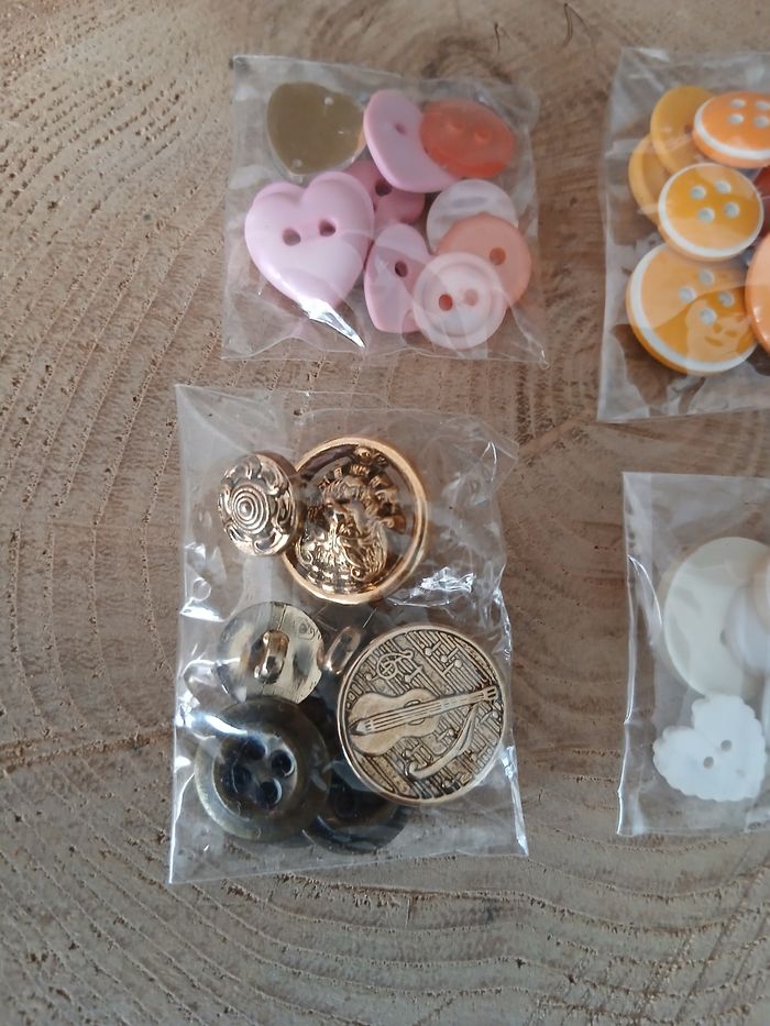 Lot de 4 sachets de boutons - photo numéro 2