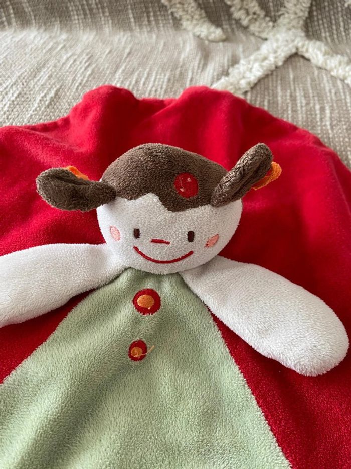 Peluche doudou plat 25cm doukidou poupée fille brune rouge et vert très bon état - photo numéro 2