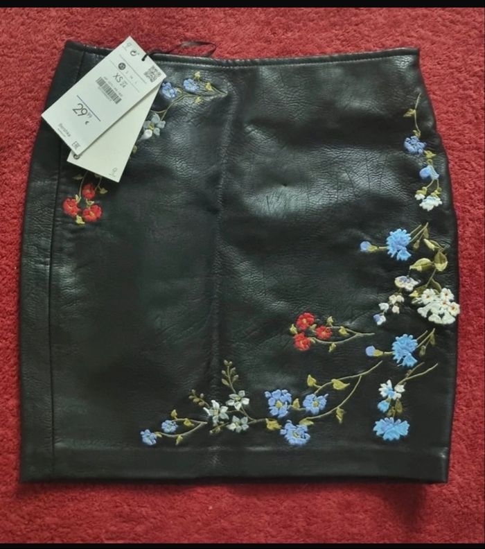 Jupe en cuir et motifs fleurs brodés