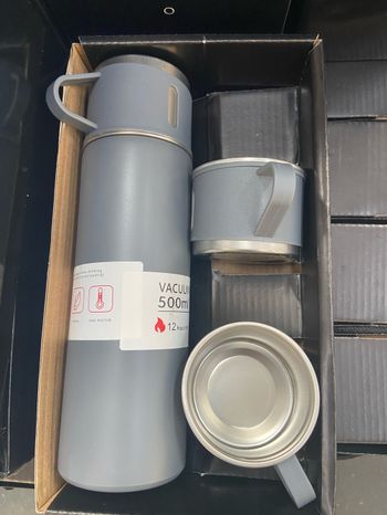 Thermo avec 3 tasses neuf