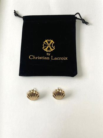 Boucles d'oreilles dorées coquillages style rétro by Christian Lacroix