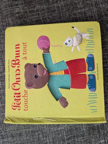 Livre petit ours brun touche à tout