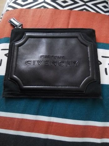 Pochette givenchy