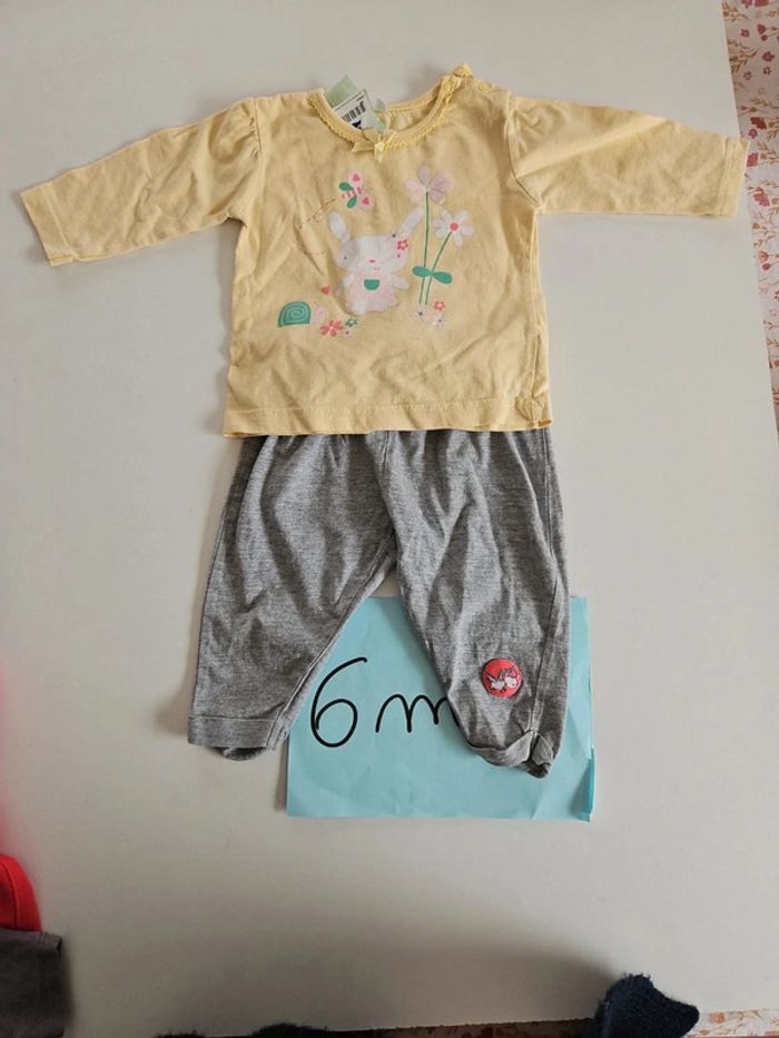 lot pantalon fille gris taille 6 mois + pull manche jaune taille 6 mois
