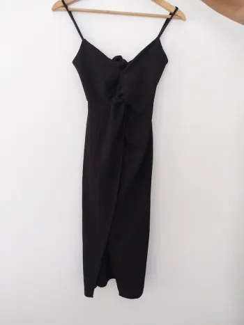 Robe noire à fente