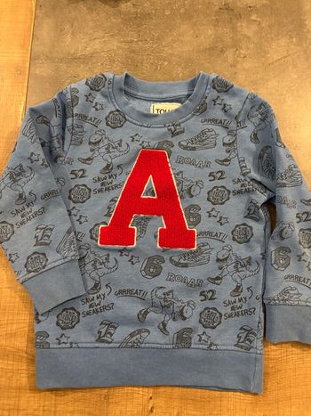 Sweat garçon bleu motifs dinosaures + lettre A – Taille 4 ans (110)