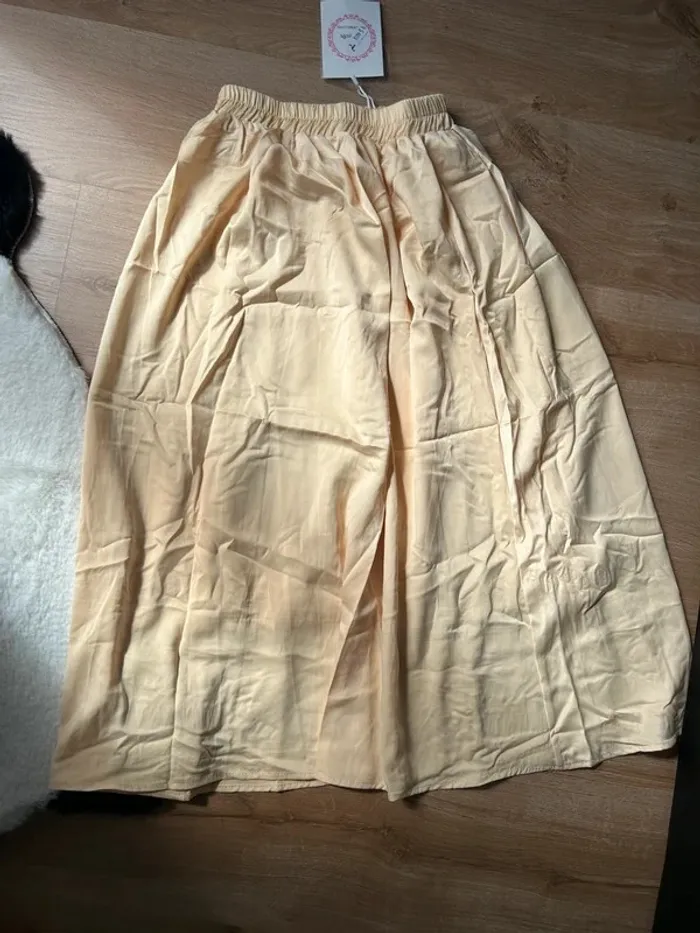 Jupe satinée jaune