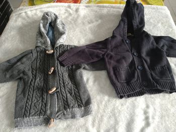 2 gilets tape a l'oeil 6 mois
