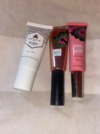 Lot 3 cosmétiques (2 boude et 1fard à paupières liquide)