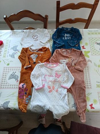 Lot 5 pyjamas hiver 9 mois
