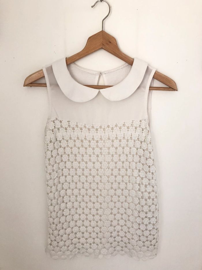 Top blanc avec broderies fleurs col claudine