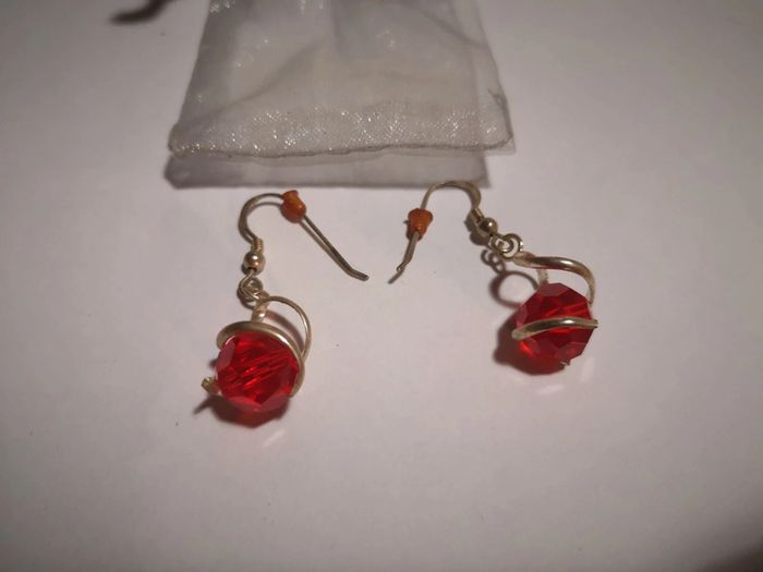 Paire de boucles d'oreilles rouge - photo numéro 4