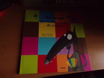 LivreLe loup qui voulait changer de couleur  Auzou