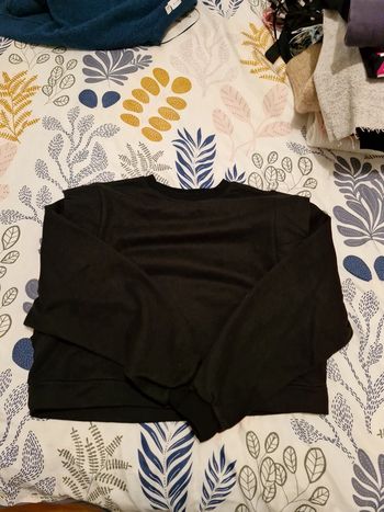 Pull noir court
