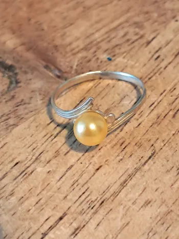 Adorable bague en argent avec perle de culture dorée