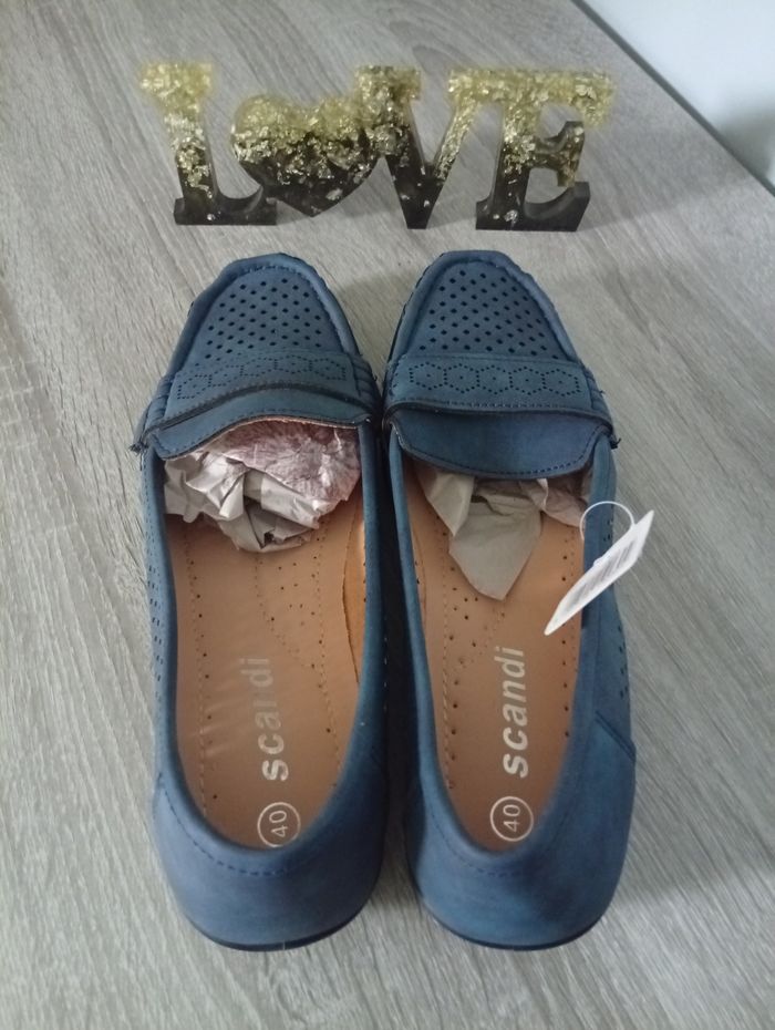 Jolie paire de mocassins en daim