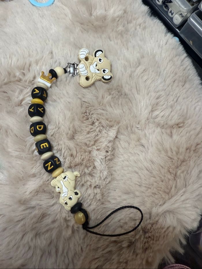 Attache tétine roi lion