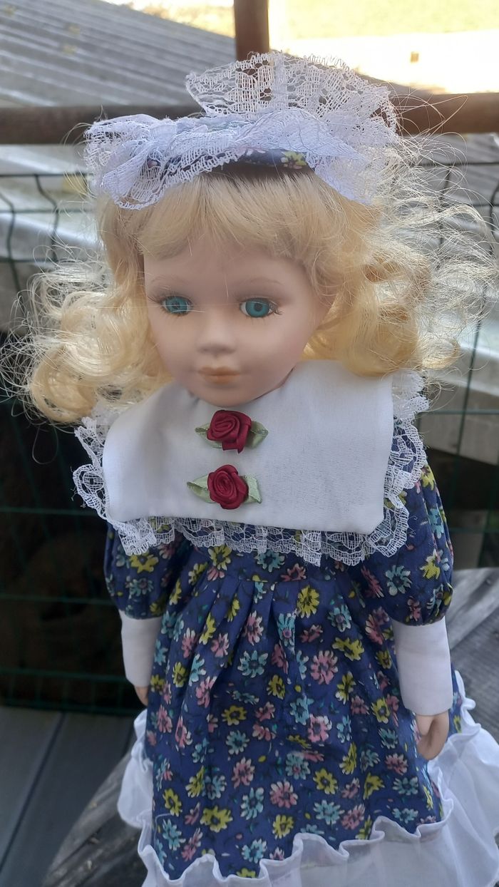 Poupée porcelaine - photo numéro 2