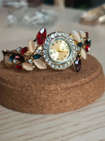 Montre dorée à fleurs multicolores ornées