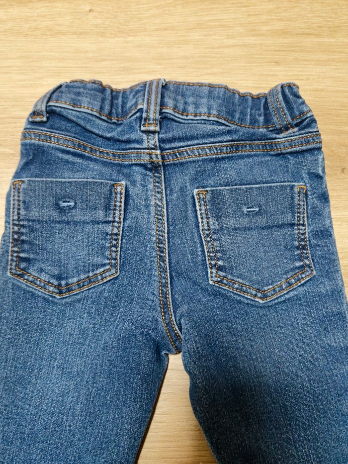 Jeans pour garçon de 18 mois, de couleur bleu marine et en très bon état. - photo numéro 4