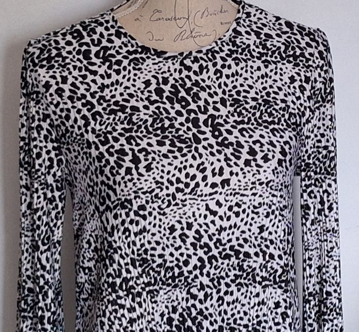 Robe blanche et noire fluide plissée - photo numéro 2