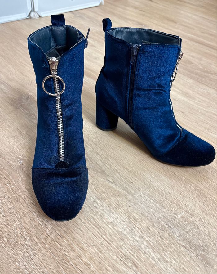 Bottines bleu marine effet velours – talons ronds & zip argenté chic