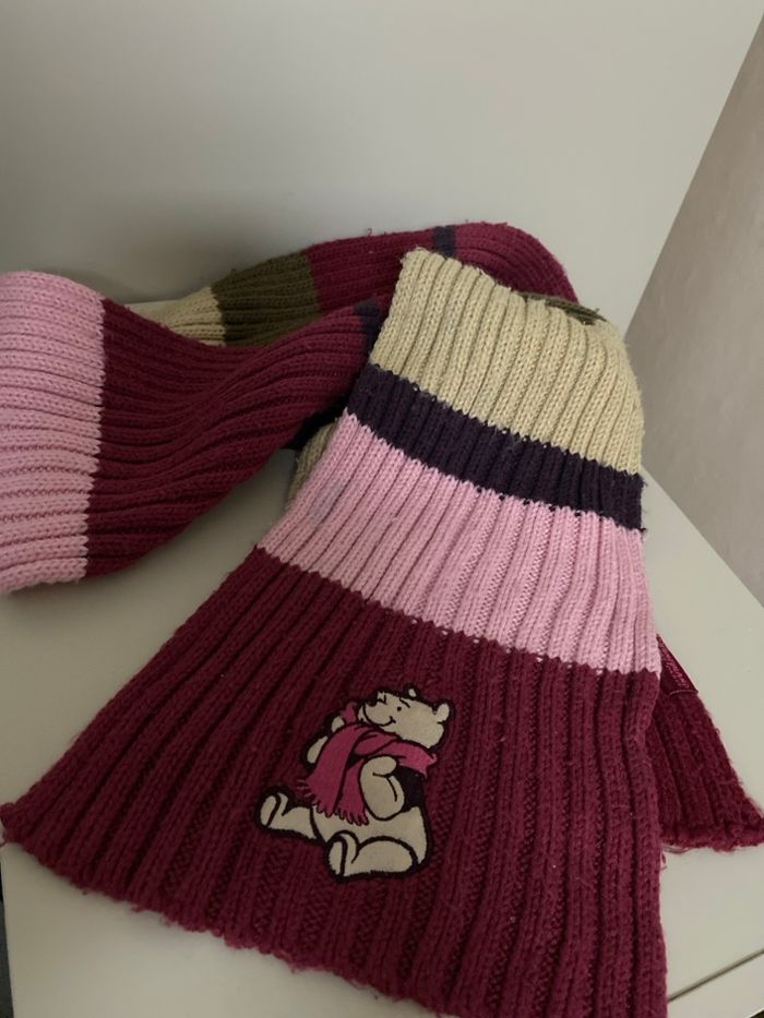 Écharpe en mailles à rayures rose avec motif Winnie l’ourson