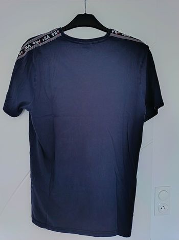 Je vends ce T-shirt FILA pour homme, de couleur bleu marine.
Bandes logo FILA sur les épaules, Petit logo FILA brodé sur la poitrine