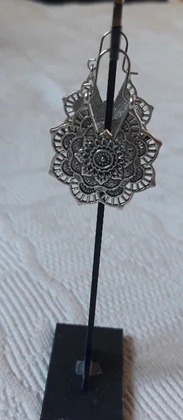 Boucle d'oreille toute neuve - photo numéro 3